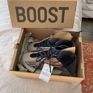 Yeezy QNTM BASKETBALL sneakers NEW